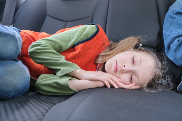 Niña niño durmiendo en el auto