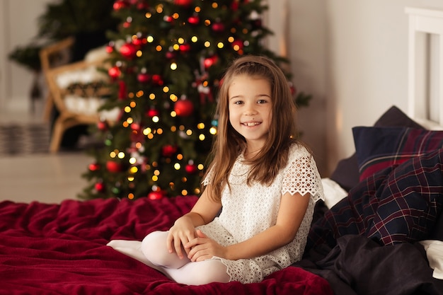 Niña niño feliz en casa en la víspera de año nuevo