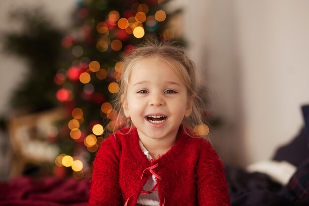 Niña niño feliz en casa en la víspera de año nuevo