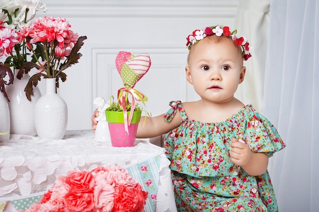 Niña niño feliz celebrando el primer cumpleaños.