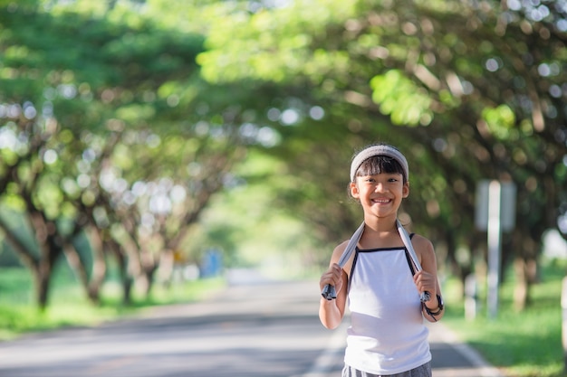 niña niño feliz corriendo en el parque en verano en la naturaleza. llamarada cálida de la luz del sol.