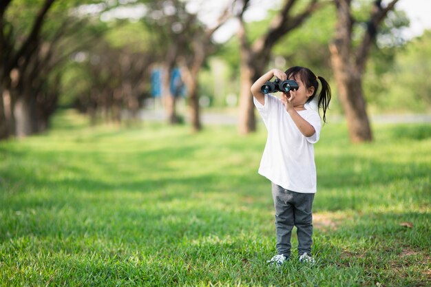 Niña niño feliz jugando con binoculares