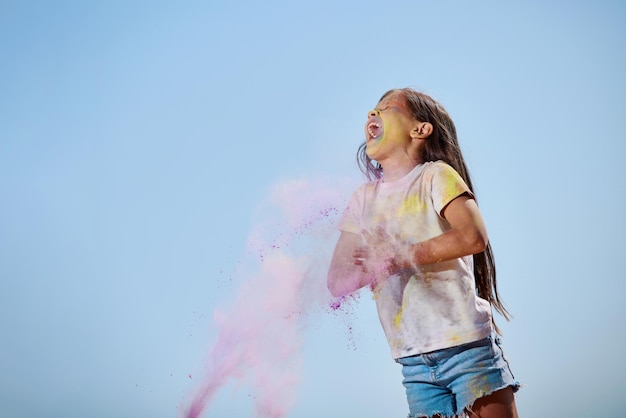 Niña niño feliz tirar pinturas brillantes