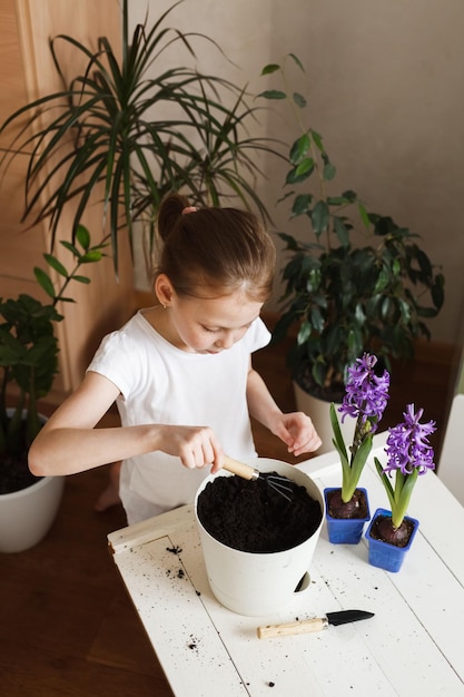 Niña niño haciendo jardinería en el hogar