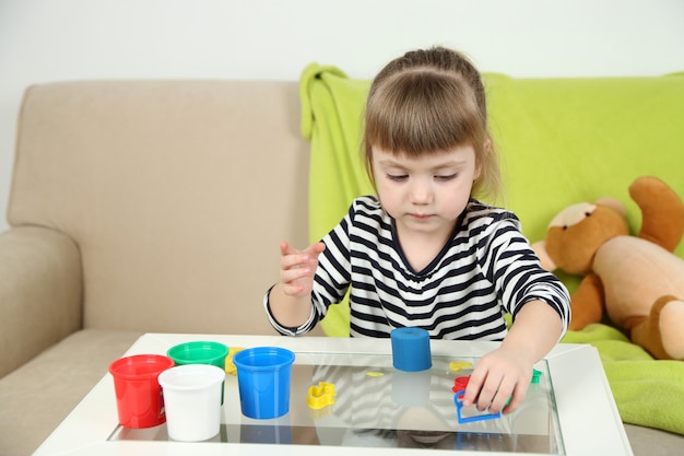 Niña niño jugando con arcilla de colores