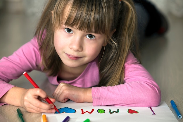 Niña niño lindo dibujo con lápices de colores