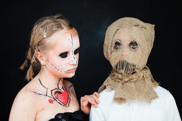 niña y niño con maquillaje de halloween