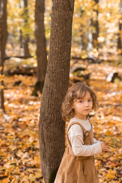 Niña niño en otoño parque estilo de vida temporada de otoño y concepto de niños