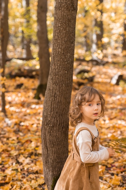 Niña niño en otoño parque estilo de vida temporada de otoño y concepto de niños