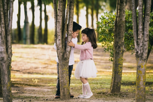 Niña y niño en el parque. Cara a cara