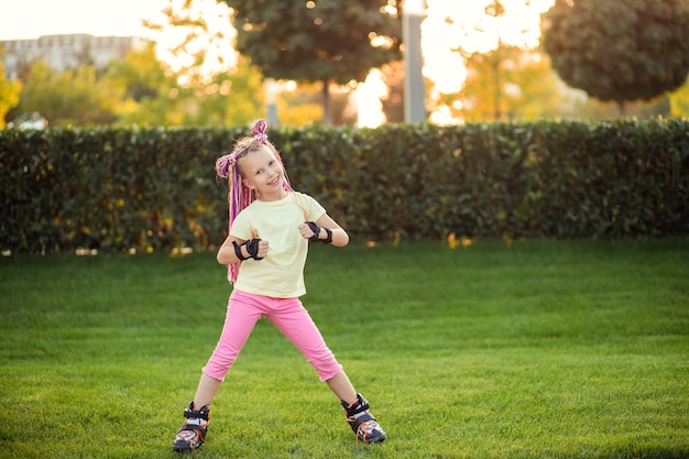 Niña niño en el parque patinar