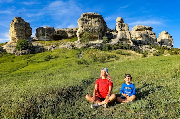 Una niña y un niño pequeño en el fondo de una vista pintoresca de las esfinges de Bakhchisarai Bakhchisarai Mayo de 2021