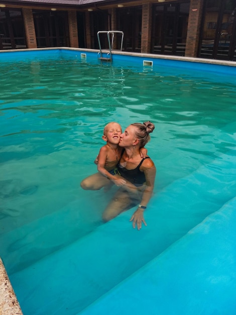 Una niña con un niño pequeño en una piscina con agua termal en Adygea Hot spring Rusia 2021