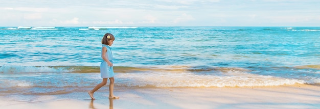 Niña niño en la playa en Sri Lanka