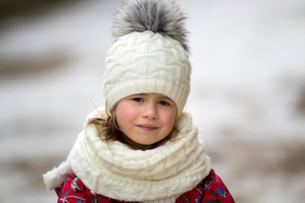 Niña niño en ropa de invierno cálido