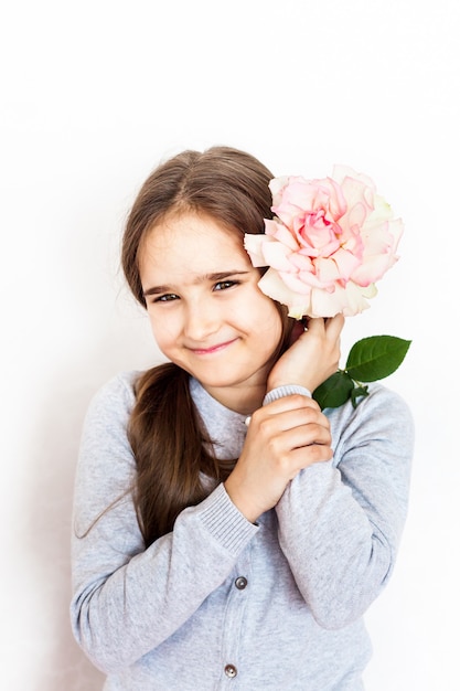 Foto niña, niño con una rosa en la cara, emociones, regalos, niños, vacaciones