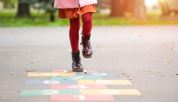 niña, niño, saltar, en, calle