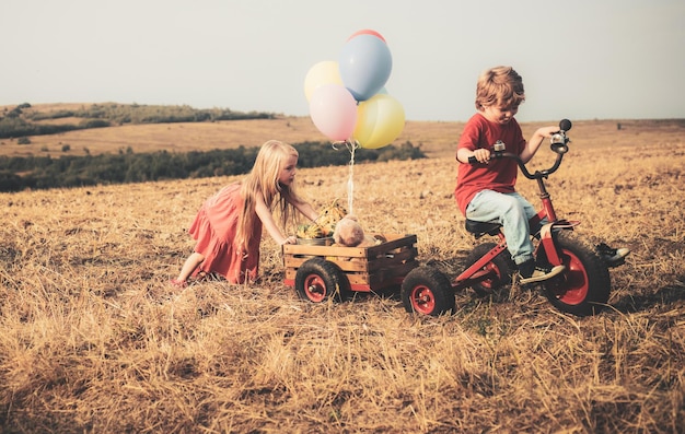 Niña y niño sonriendo hermoso día de diversión para amigos lindos en la naturaleza momentos felices feliz feliz l