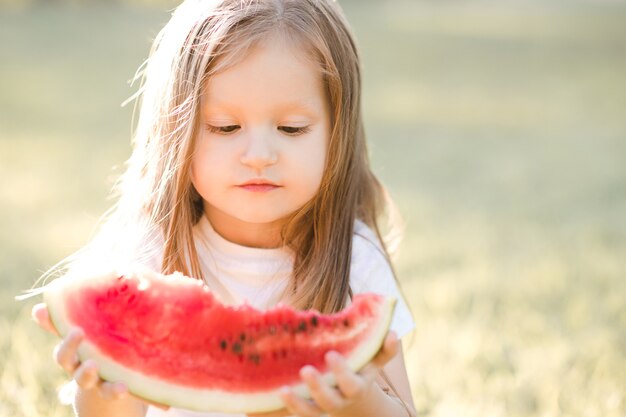 Niña niño sonriente comiendo sandía madura