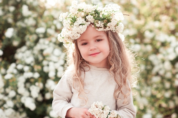 Niña niño sonriente sobre fondo floral