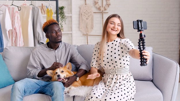 Una niña y un niño se toman fotos hacen un blog Un hombre acaricia a un lindo perro