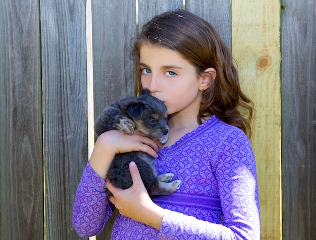 niña de los niños besando a su perrito chihuahua perrito