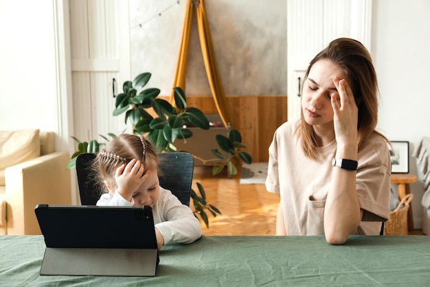 La niña no entiende cómo hacer la tarea o resolver un problema Madre estresada