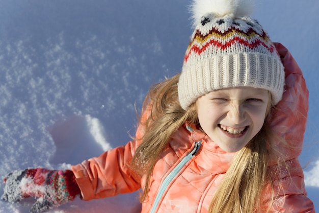 Niña noruega sonriendo. Invierno divertido. Noruega
