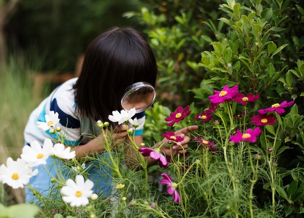 Niña observando las flores