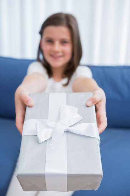 Niña ofreciendo un regalo de plata