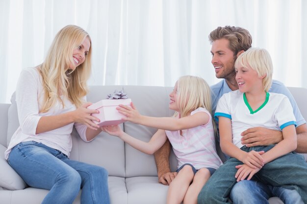 Niña ofreciendo un regalo a su madre