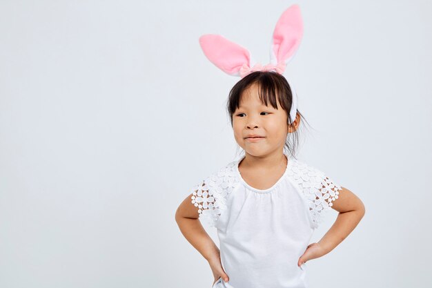 Foto niña con orejas de conejo de pascua