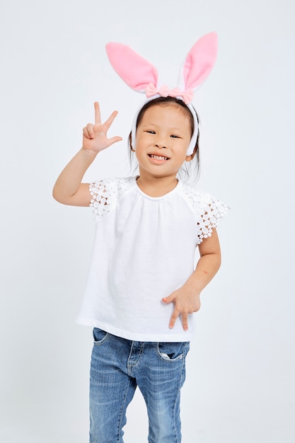 Foto niña con orejas de conejo de pascua