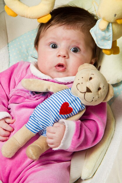 niña con oso de peluche