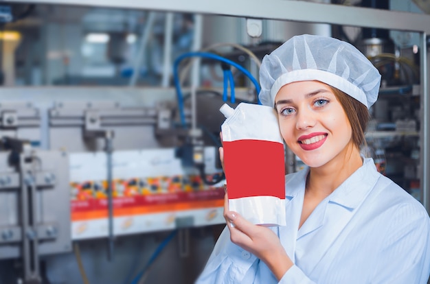 Una niña de overol blanco y un tocado en la línea de producción de alimentos.