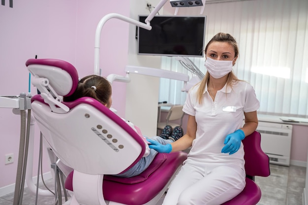 Una niña paciente vino a la clínica dental para una consulta sobre el concepto de tratamiento dental infantil de los dientes de los niños