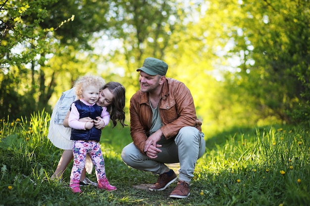 Niña con padre en el parque en la tarde de un día soleado en la primavera