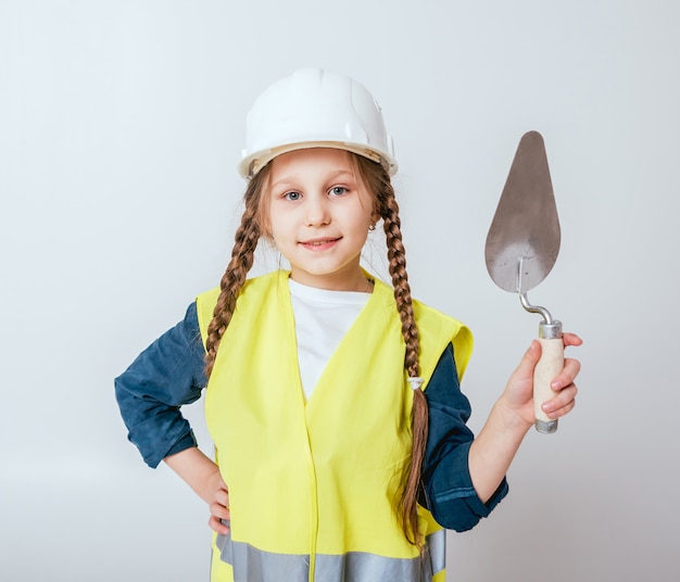 Niña en el paisaje blanco. Construcción