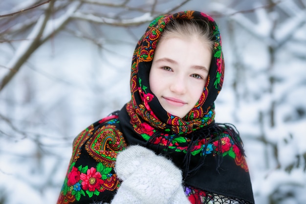 Una niña en un pañuelo ruso en invierno