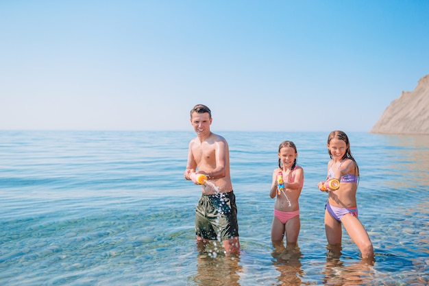 Niña y papá feliz divirtiéndose durante vacaciones en la playa