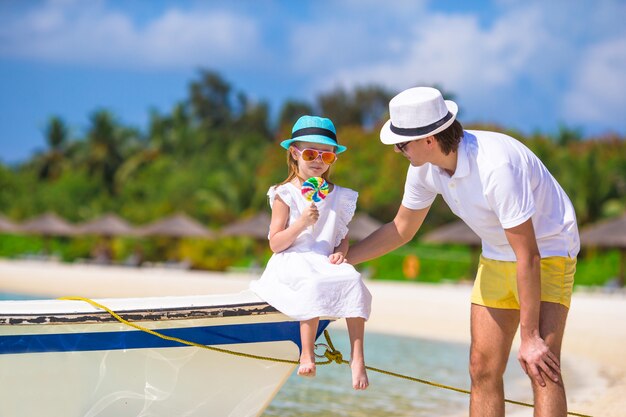 Niña y papá durante vacaciones en la playa tropical