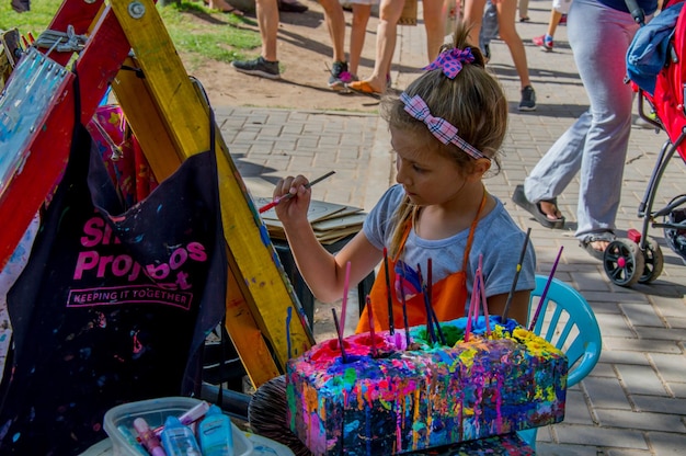 Niña con paraguas multicolores