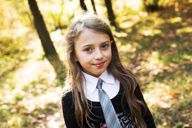 Niña en el parque otoño