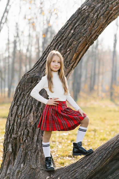 Una niña en un parque de otoño