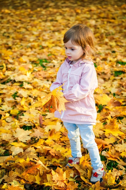 Niña en el parque otoño