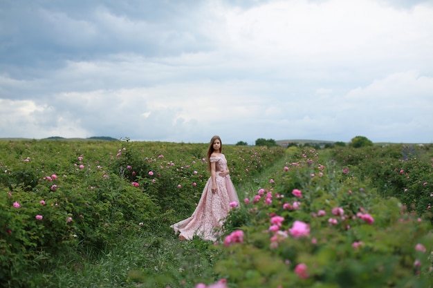 niña en un parque de rosas