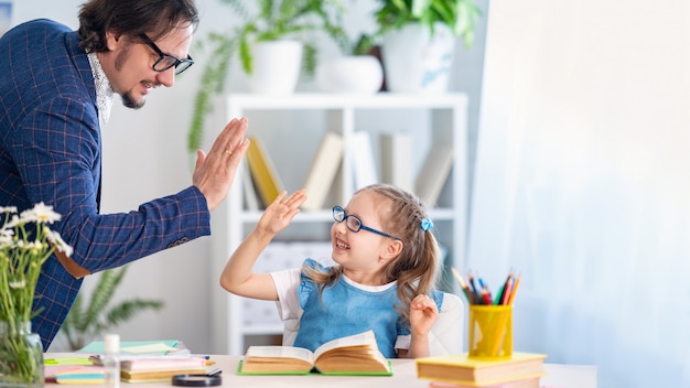 Niña participa en lecciones con el maestro en casa