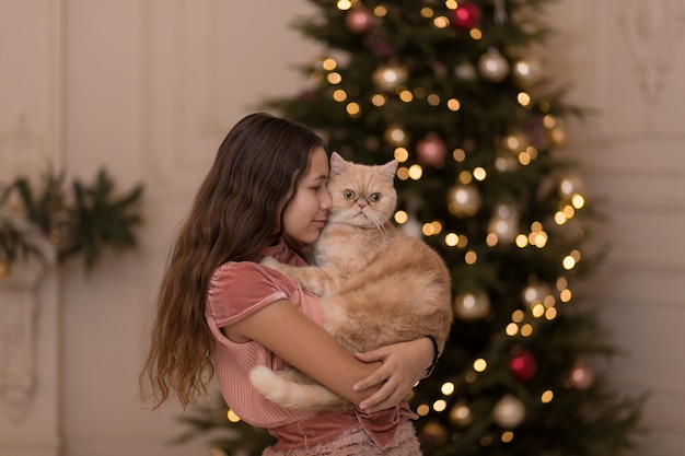 La niña pasa las vacaciones de Navidad con su gato