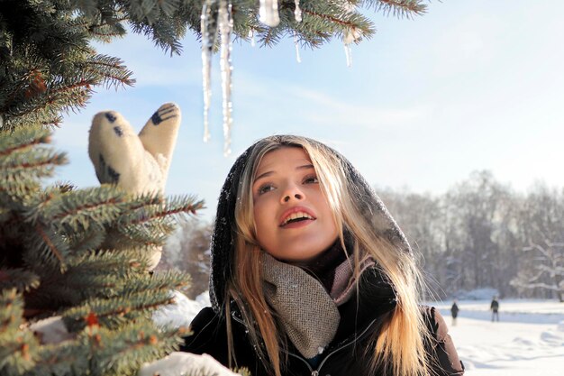 Una niña en un paseo de invierno en la naturaleza.