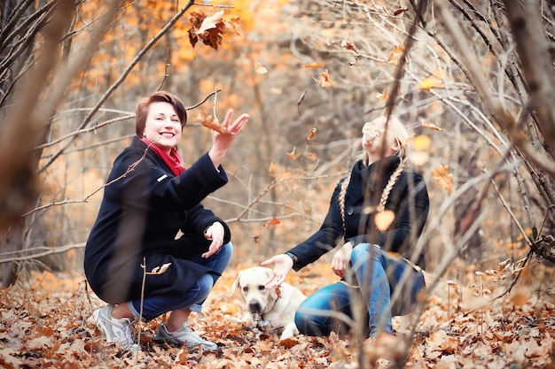 Niña en un paseo por el jardín de otoño